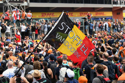 Tifosi e una bandiera per Stoffel Vandoorne, McLaren