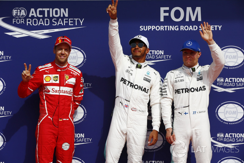 Ganador de la pole Lewis Hamilton, Mercedes AMG F, segundo Sebastian Vettel, Ferrari y tercero Valtteri Bottas, Mercedes AMG F1