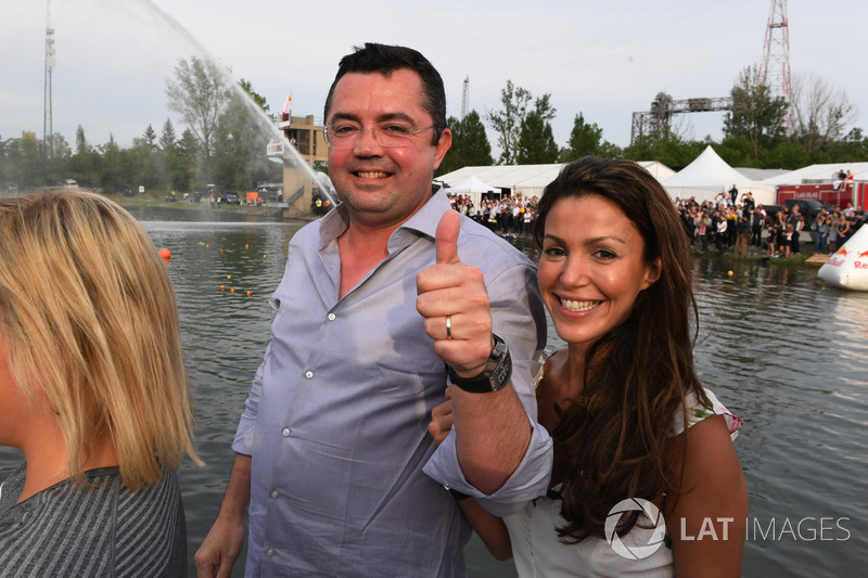 Eric Boullier, McLaren Racing Director celebra en la carrera de balsas