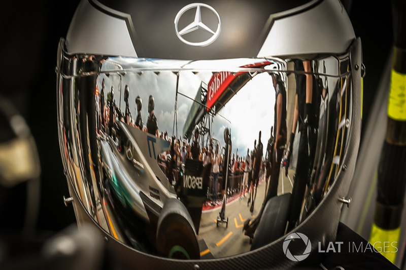 Mercedes AMG F1 mecánico y visera de casco