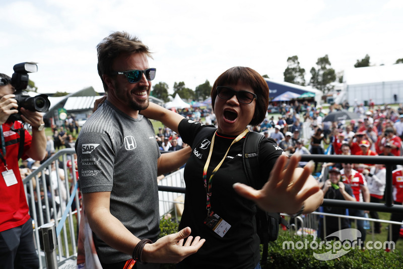 Fernando Alonso mit einem Fan