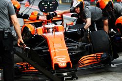 Stoffel Vandoorne, McLaren MCL32 s'entraîne aux arrêts aux stands