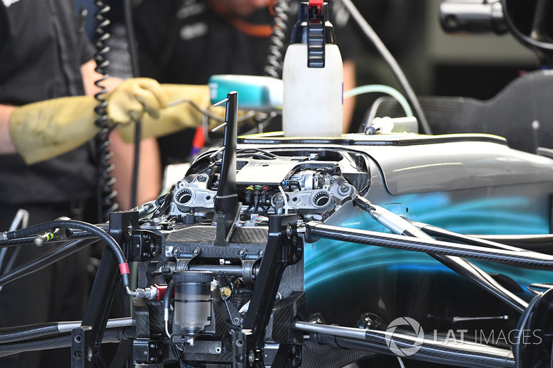 Mercedes-Benz F1 W08 Hybrid detalle frontal de chasis y suspensión