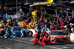 Kyle Busch, Joe Gibbs Racing ToyotaMartin Truex Jr., Furniture Row Racing Toyota pit stop