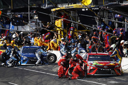Kyle Busch, Joe Gibbs Racing ToyotaMartin Truex Jr., Furniture Row Racing Toyota pit stop