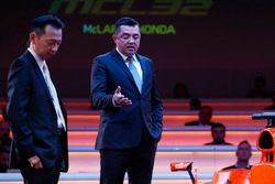 Yusuke Hasegawa, cadre supérieur, Honda, et Eric Boullier, directeur de la compétition, McLaren, sur scène lors de la présentation de la McLaren MCL32