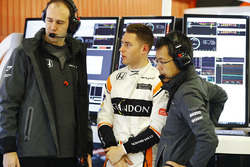 Stoffel Vandoorne, McLaren, parle à ses ingénieurs