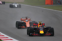 Max Verstappen, Red Bull Racing RB13, leads Fernando Alonso, McLaren MCL32