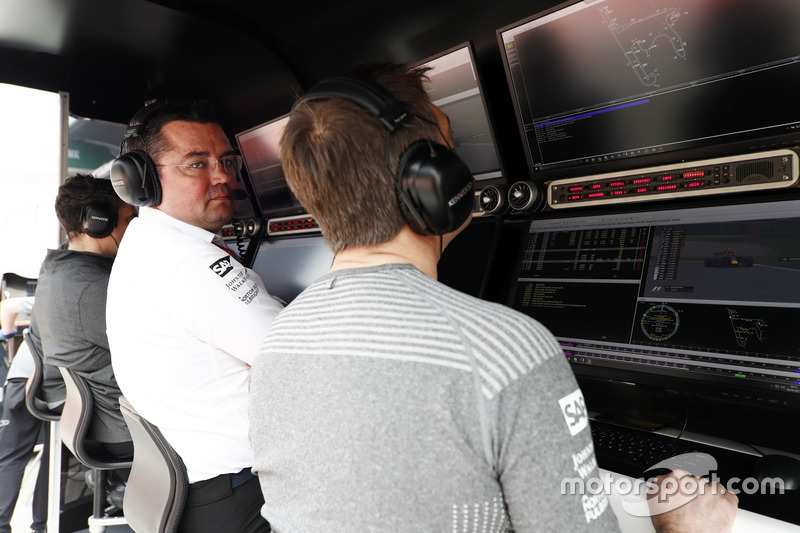 Eric Boullier, Rennleiter, McLaren; Stoffel Vandoorne, McLaren, am Kommandostand