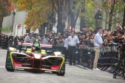 Lucas di Grassi, ABT Schaeffler Audi Sport, si esibisce lungo Marunouchi NakaDori Street