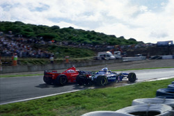 Michael Schumacher, Ferrari F310B stuurt in op Jacques Villeneuve, Williams FW19 Renault