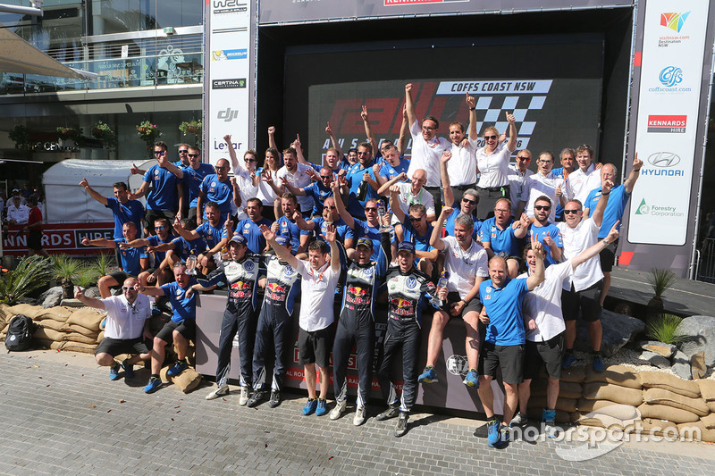 Il team Volkswagen Motorsport festeggia