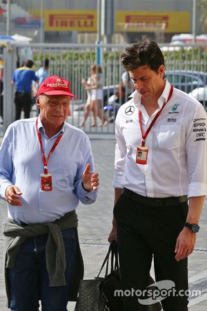 Niki Lauda, presidente no ejecutivo de Mercedes con Toto Wolff, accionista y jefe de equipo del Mercedes AMG F1