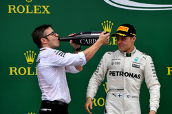 Peter Bonnington, ingegnere di pista Mercedes AMG F1 e il vincitore della gara Lewis Hamilton, Mercedes AMG F1 festeggiano sul podio