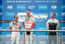 Podium: winnaar Norbert Michelisz, Honda Racing Team JAS, tweede plaats Tiago Monteiro, Honda Racing
