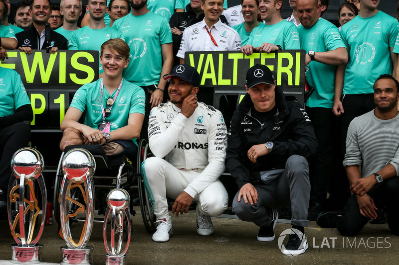 Ganador de la carrera Lewis Hamilton, Mercedes AMG F1 celebra con su hermano Nicolas Hamilton, Valtteri Bottas, Mercedes AMG F1, Billy Monger y el equipo