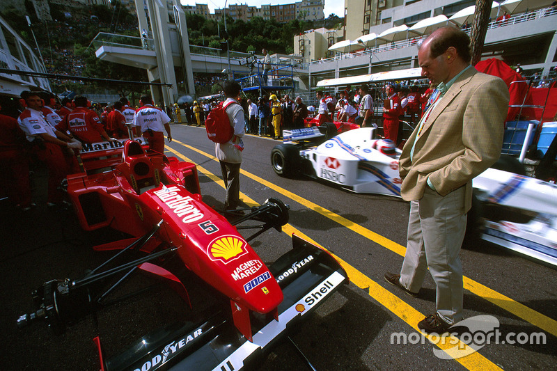 Adrian Newey schaut sich den Ferrari F310 von Michael Schumacher an