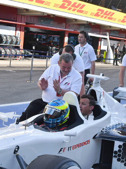 Paul Stoddart, Zsolt Baumgartner, F1 Experiences tweezitter-rijder en Will Buxton, NBC TV-presentato