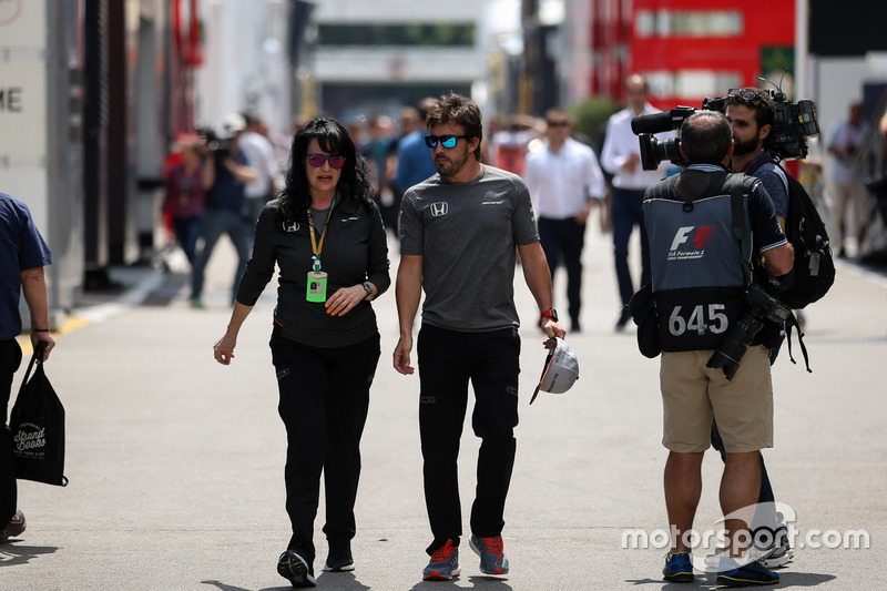 Fernando Alonso, McLaren y Silvia Hoffer Frangipane, Jefe de prensa de McLaren