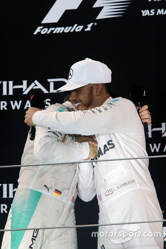 Il podio: il secondo classificato Nico Rosberg, Mercedes AMG F1 festeggia il suo Titolo Mondiale con il vincitore della gara e compagno di squadra Lewis Hamilton, Mercedes AMG F1