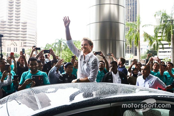 Empleados de Petronas dan la bienvenida a Nico Rosberg, Mercedes AMG F1