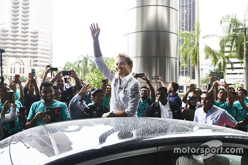 Les employés de Petronas accueillent Nico Rosberg, Mercedes AMG F1