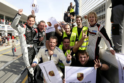 L'équipe de la #911 Herberth Motorsport Porsche 991 GT3 R: Daniel Allemann, Ralf Bohn, Robert Renauer, Alfred Renauer, Brendon Hartley en pleine célébration.