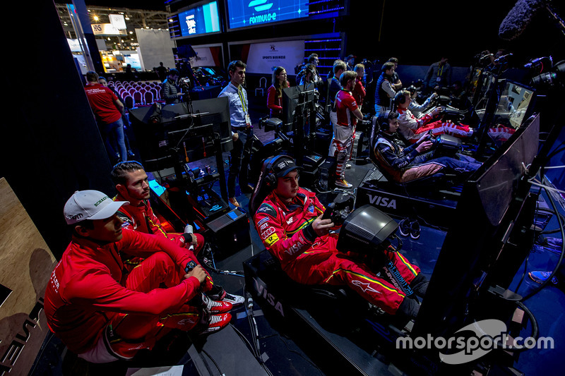Lucas Di Grassi, ABT Schaeffler Audi Sport Y Daniel Abt, ABT Schaeffler Audi Sport veN A su compañero de equipo Patrik Holzmann