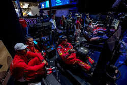 Lucas Di Grassi, ABT Schaeffler Audi Sport and Daniel Abt, ABT Schaeffler Audi Sport watch teammate