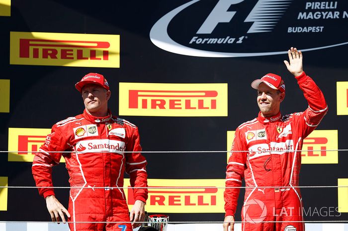 Podio: ganador de la carrera Sebastian Vettel, Ferrari y el segundo lugar Kimi Raikkonen, Ferrari