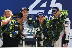 Podium: 1. Timo Bernhard, Earl Bamber, Brendon Hartley, Porsche Team, Fritz Enzinger, Leiter Porsche