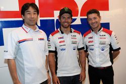 Tetsuhiro Kuwata, directeur du HRC, Cal Crutchlow, et Lucio Cecchinello, directeur du LCR Honda Team