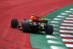 Max Verstappen, Red Bull Racing RB13 runs wide