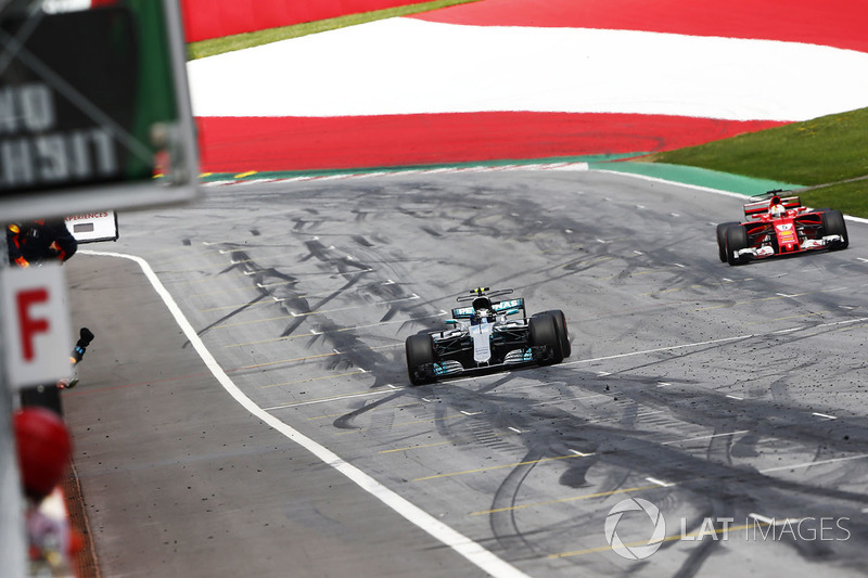 Valtteri Bottas, Mercedes AMG F1 W08, swerves towards the pit wall in victory celebration ahead of S