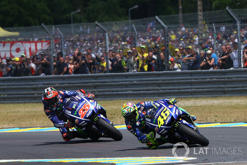 Um duelo dramático até a última volta entre Valentino Rossi e Maverick Viñales deu o tom do GP da França. O italiano superou o espanhol a três voltas do fim, mas cometeu um erro na última volta e deu a vantagem novamente a Viñales.