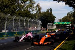 Fernando Alonso, McLaren MCL32, voor Esteban Ocon, Force India VJM10