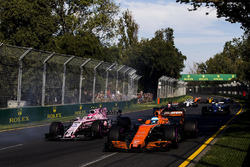Фернандо Алонсо, McLaren MCL32, и Эстебан Окон, Force India VJM10