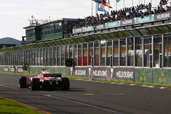 Leader Sebastian Vettel, Ferrari SF70H, con una ventaja de 10.4s