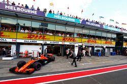 Fernando Alonso, McLaren MCL32, sort du garage