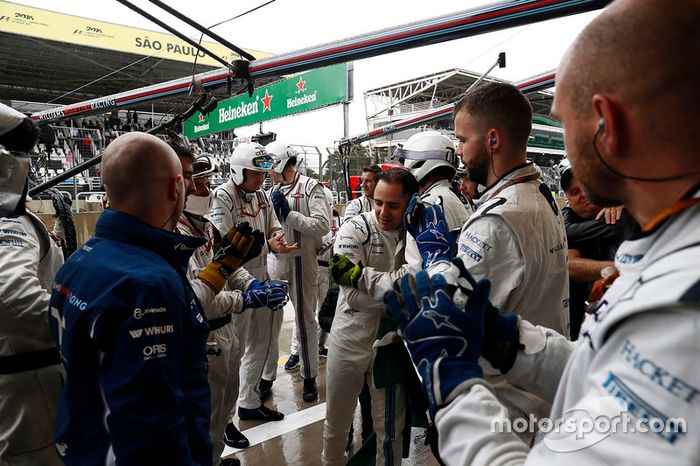 Massa llega con su equipo después del accidente