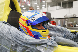 Fernando Alonso bei der Sitzanpassung