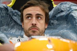 Fernando Alonso bei der Sitzanpassung