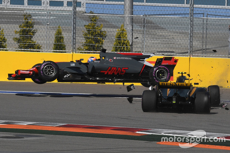 Romain Grosjean, Haas F1 Team VF-17 and Jolyon Palmer, Renault Sport F1 Team RS17 crash