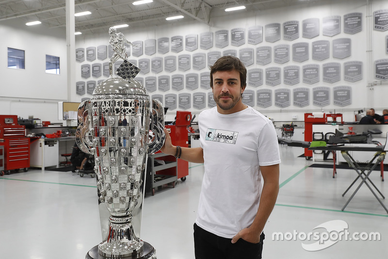 Fernando Alonso avec le BorgWarner Trophy