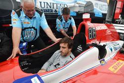 Fernando Alonso sits in the car of Marco Andretti