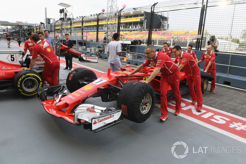 Meccanici Ferrari e Ferrari SF70H