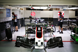 La voiture de Romain Grosjean, Haas F1 Team VF-17, en préparation dans le garage