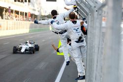 Lance Stroll, Williams FW40, est salué par ses mécaniciens à l'arrivée