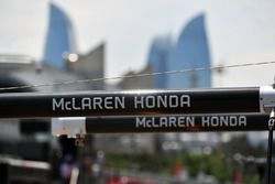 McLaren pit box boom