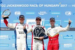 Trophy Podium: le vainqueur Mehdi Bennani, Sébastien Loeb Racing, Citroën C-Elysée WTCC, le deuxième Tom Chilton, Sébastien Loeb Racing, Citroën C-Elysée WTCC, le troisième Esteban Guerrieri, Campos Racing, Chevrolet RML Cruze TC1